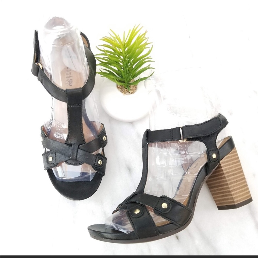 Like new Clarks black sandals 9.5